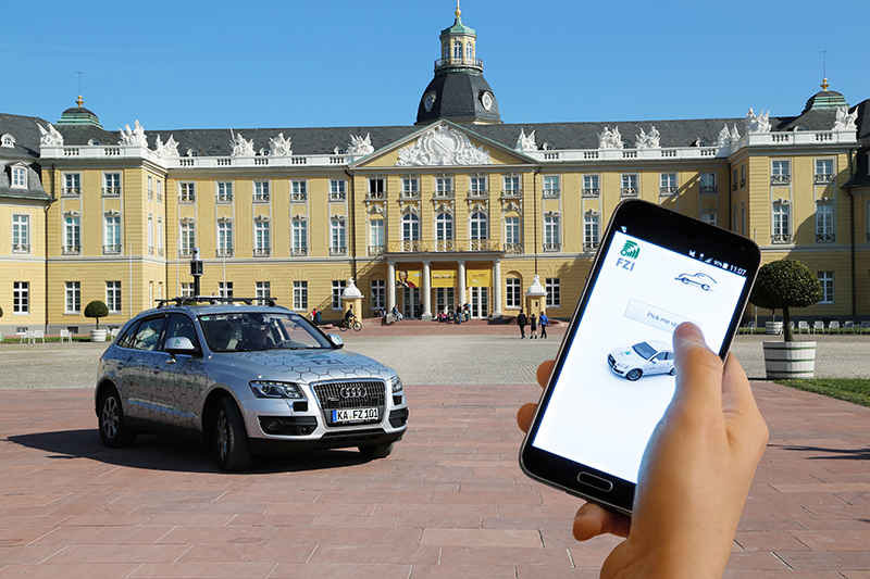 Autonomes Fahrzeug mit App-Ruf vor Karlsruher Schloss